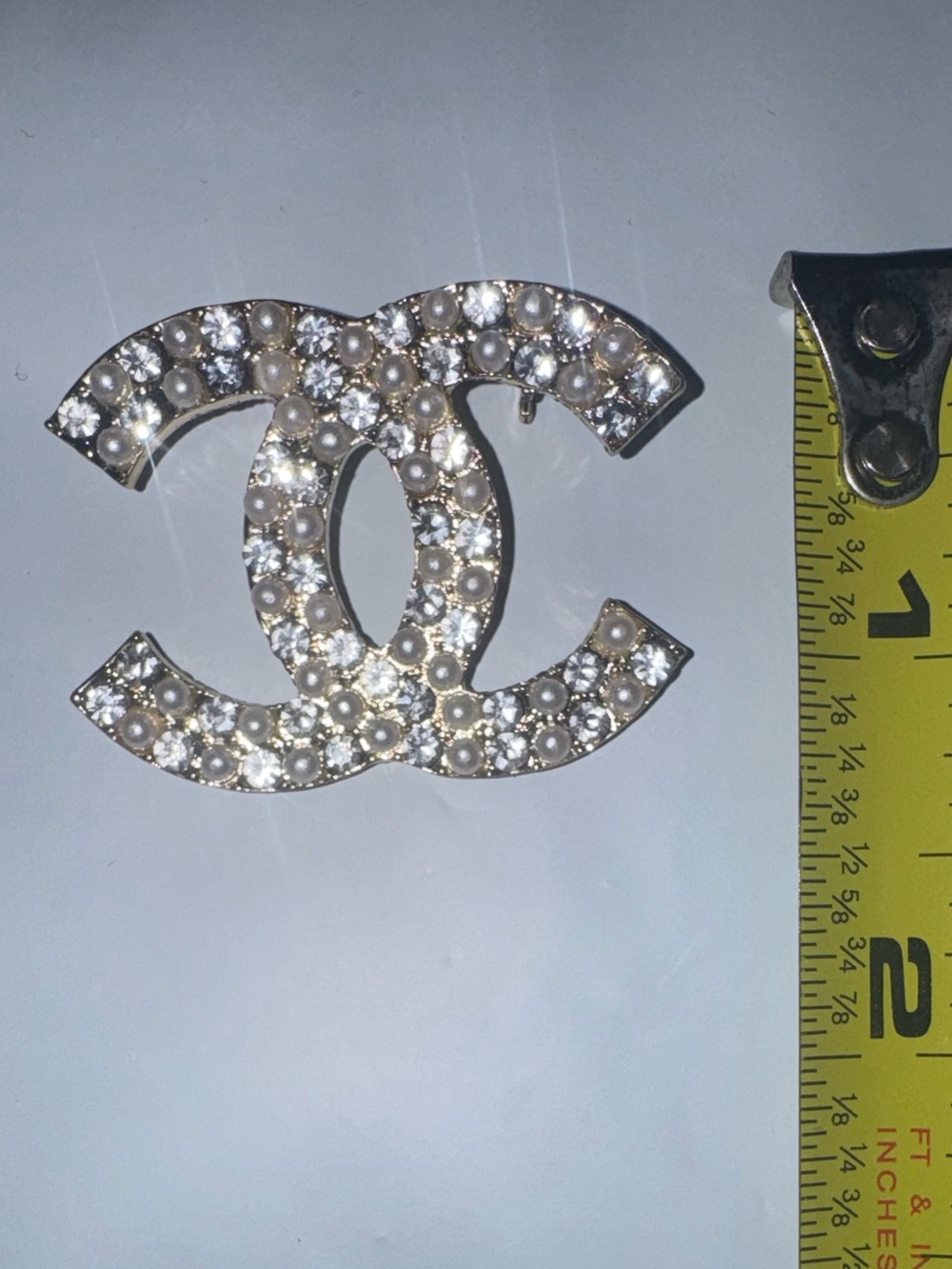 🛍️Pearl & Crystal Interlocking CC Logo Brooch - Picture 5 of 5